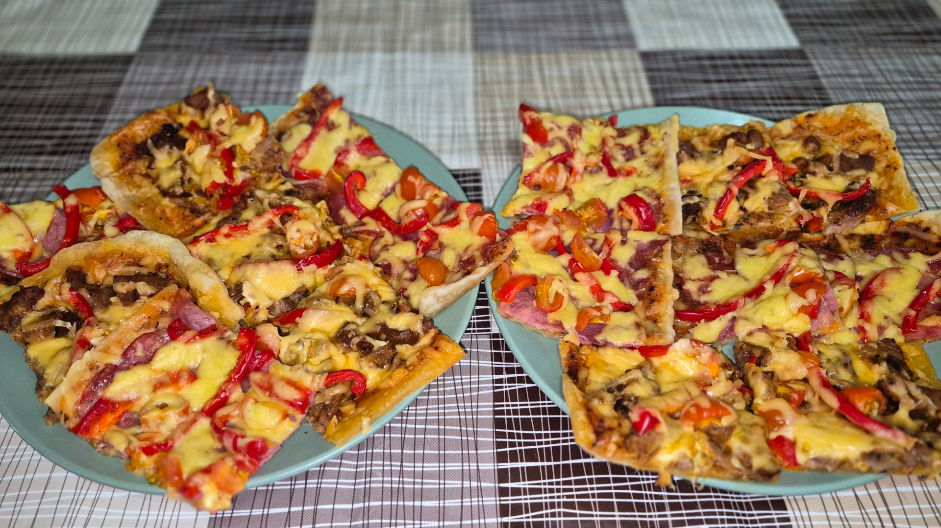 Пицца с сочной свининой и свежими овощами. Очень сытное блюдо.