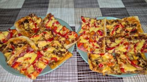 Пицца с сочной свининой и свежими овощами. Очень сытное блюдо.