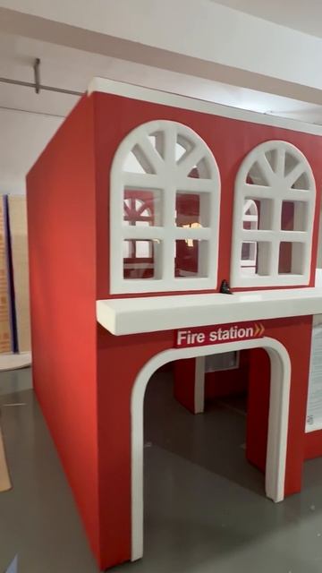 Кто хочет поездить на этой пожарной машине? Весёлые ролевые игры для детей на игровой площадке!