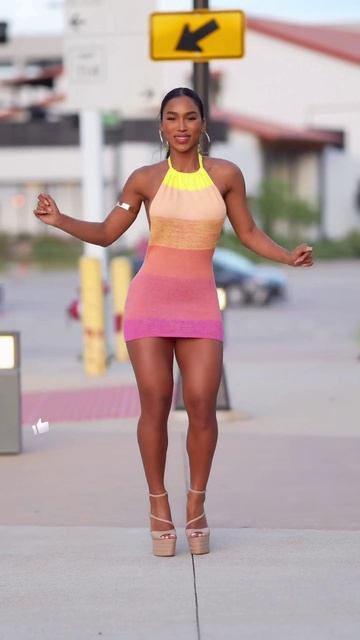 Жгучая мулатка-шоколадка в красивом платье.