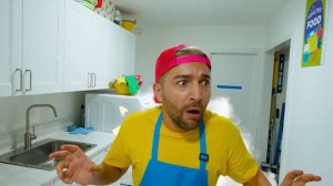 Дети помогает по дому