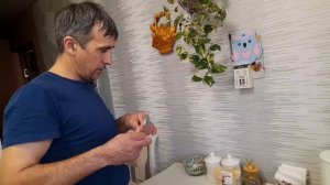 Виталя готовит по своему рецепту крылышки.