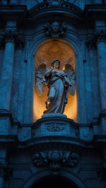 Скульптура ангела в вечернем свете #скульптура #архитектура #искусство