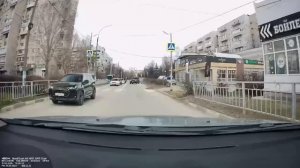 Странные люди с лишними водительскими удостоверениями. Если ты себя узнала, знай, что мир крутится н