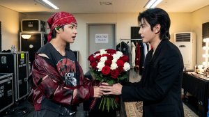 Тэхен получил сюрприз от Пак Хёшина на концерте BTS "Arirang World Tour"