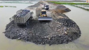 Строительство, дорога на озере , засыпка