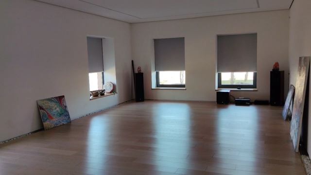 Рулонные шторы АМГ с коробом и направляющими. Блэкаут в проем.  SVIL