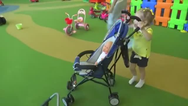 Настя играет в парке аттракционов [get.gt]