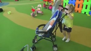 Настя играет в парке аттракционов [get.gt]