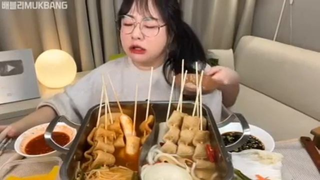 Мукбанг лапша удон и рыбный пирог Еда на камеру