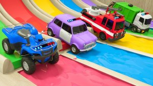 Мусоровоз, пожарная машина, полицейская машина и другие автомобили попадают в разноцветную краску