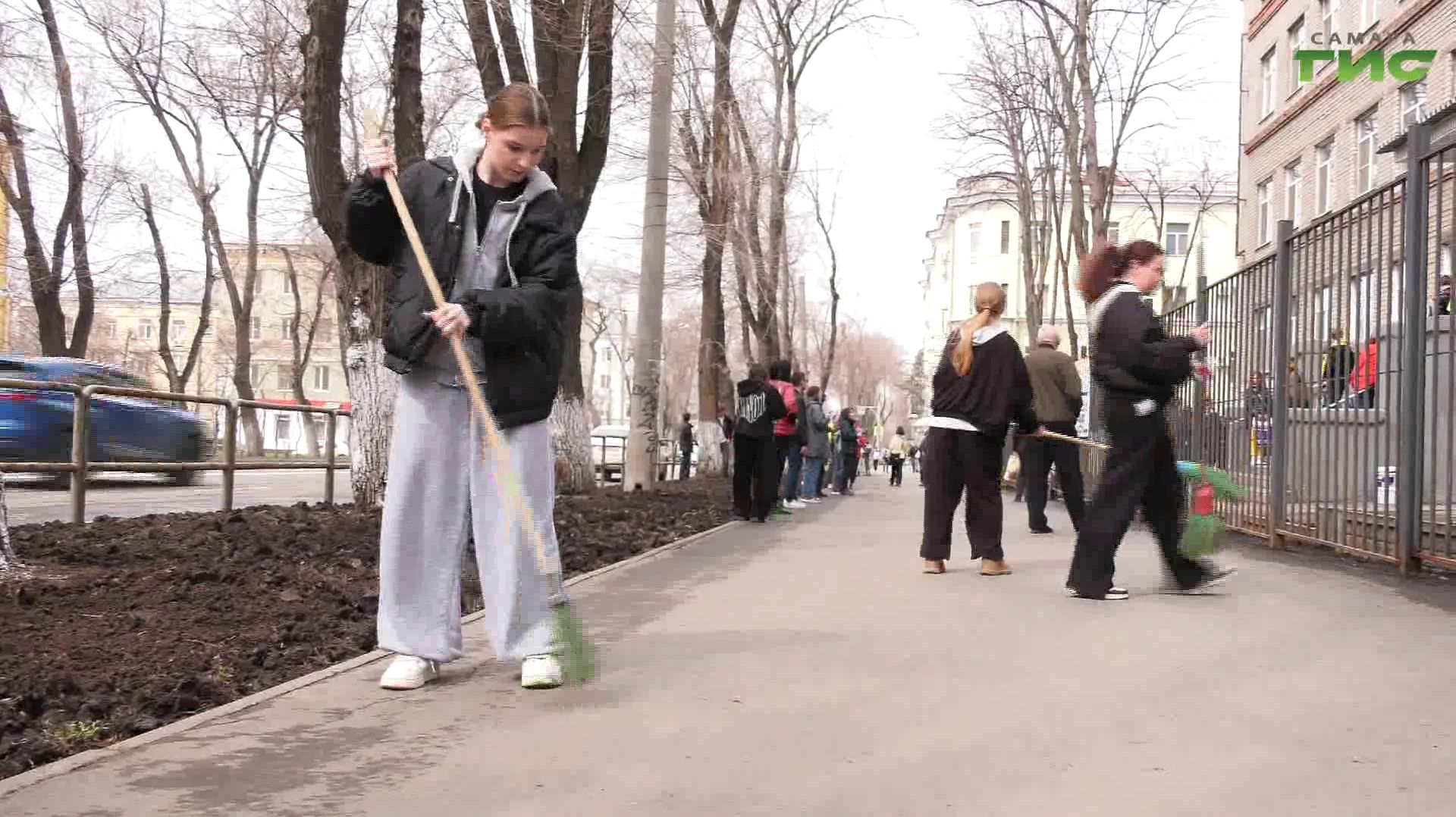 Ученики и педагоги школы № 144 Самары вышли на субботник