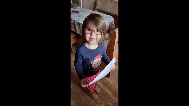 Теона пытается рассказать про котов, подражае Алисе.