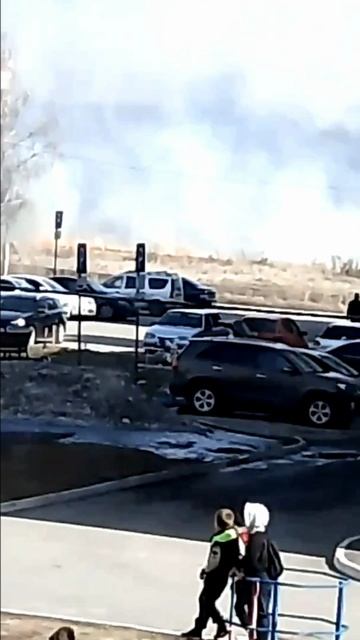 Загорелась трава на улице Завертяева 9 Д в Омске