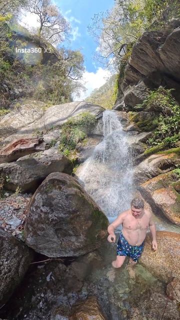 плюхнулся в водопад