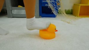 Дети в картонном доме