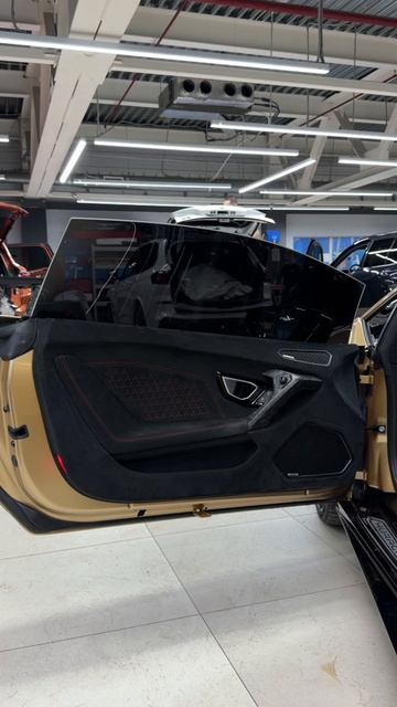 Lamborghini Huracan заехал на комплекс детейлинг-услуг и перетяжку подушки руля в алькантару.