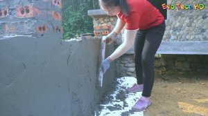 Девушка шаг за шагом строит красивый дом — роскошный дом своими руками в окружении природы.