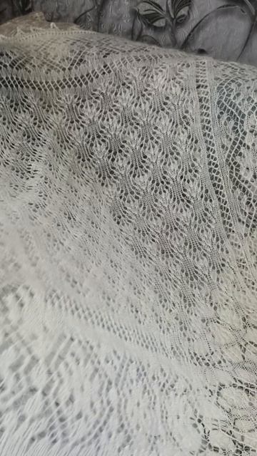 Белый пуховый платок паутинка.