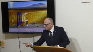 Голубые кисти  на краях одежды.