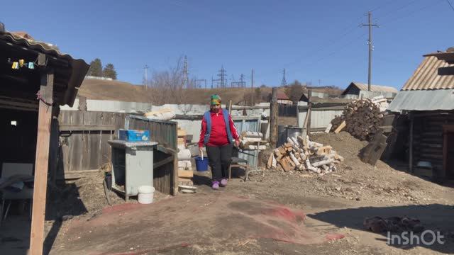 Колодцев нету , воду привозят на машине