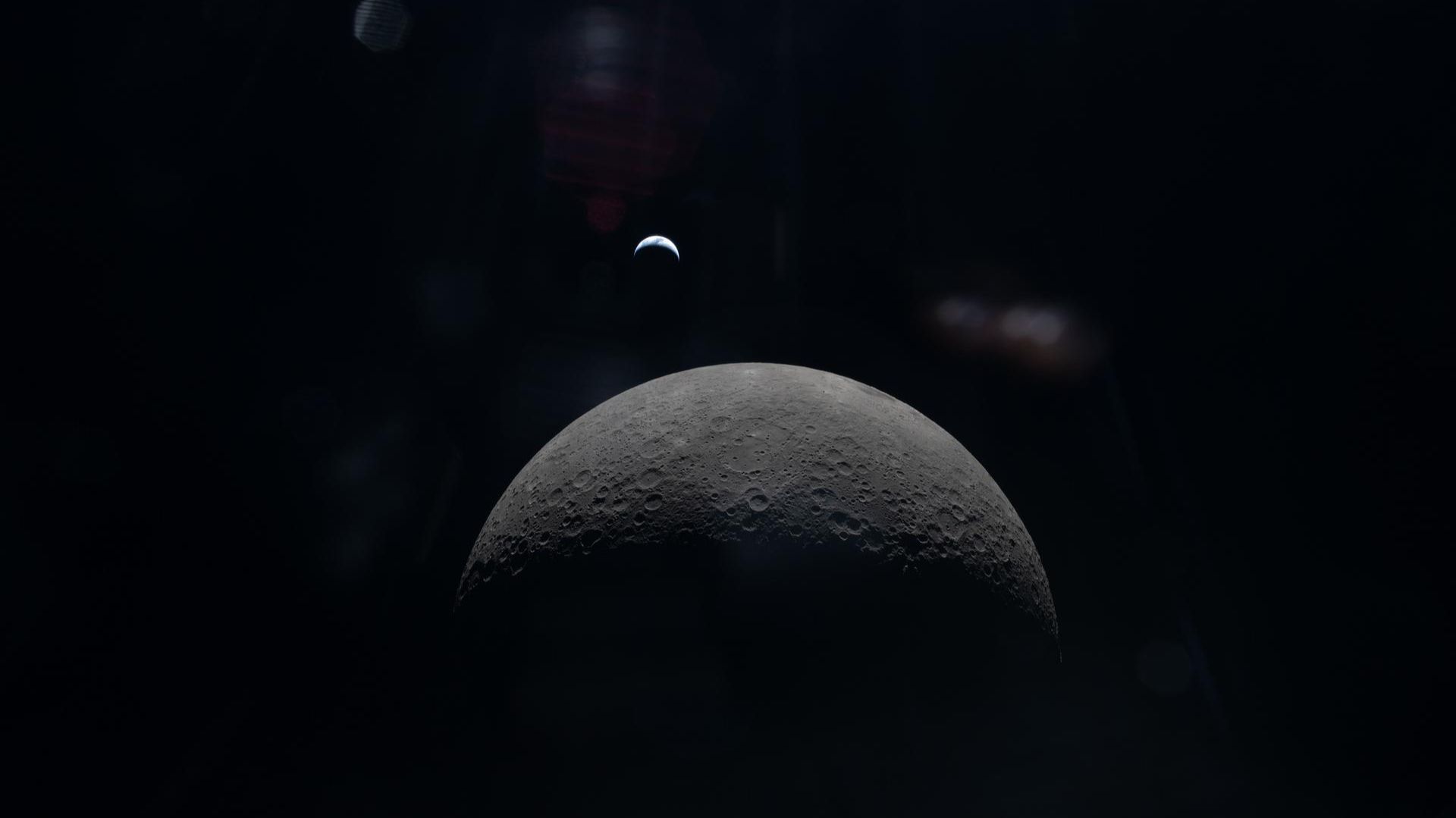 "Артемида II" НАСА в режиме реального времени просматривается с орбиты Ориона.