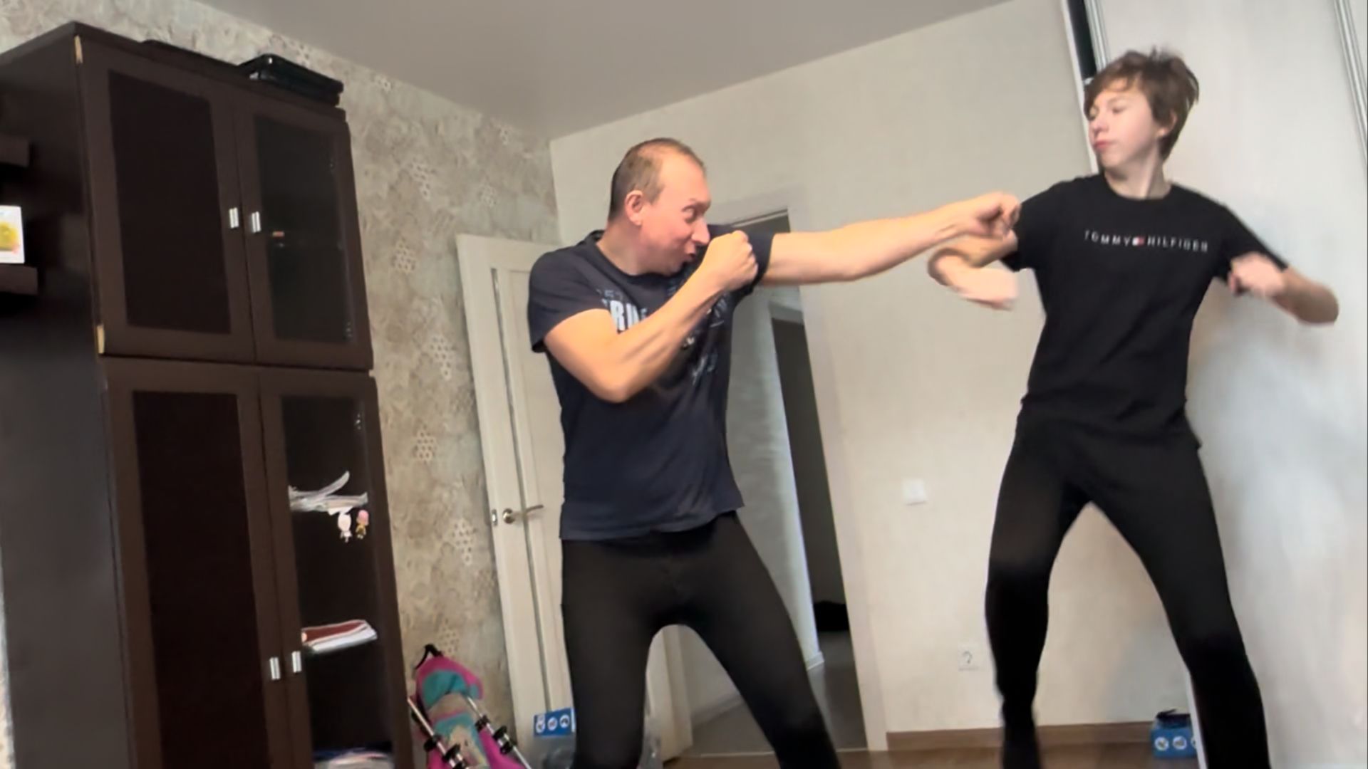 ОТЕЦ против СЫНА: ГОЛЫЕ кулаки БЕЗ ПРАВИЛ! Семья Перевязов: утро, садик, ОГЭ и нокаут 🥊😱