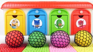 Мультики для детей. Играем с яркими антистрессиками у гаража и мнем игрушки. Мультики малышам