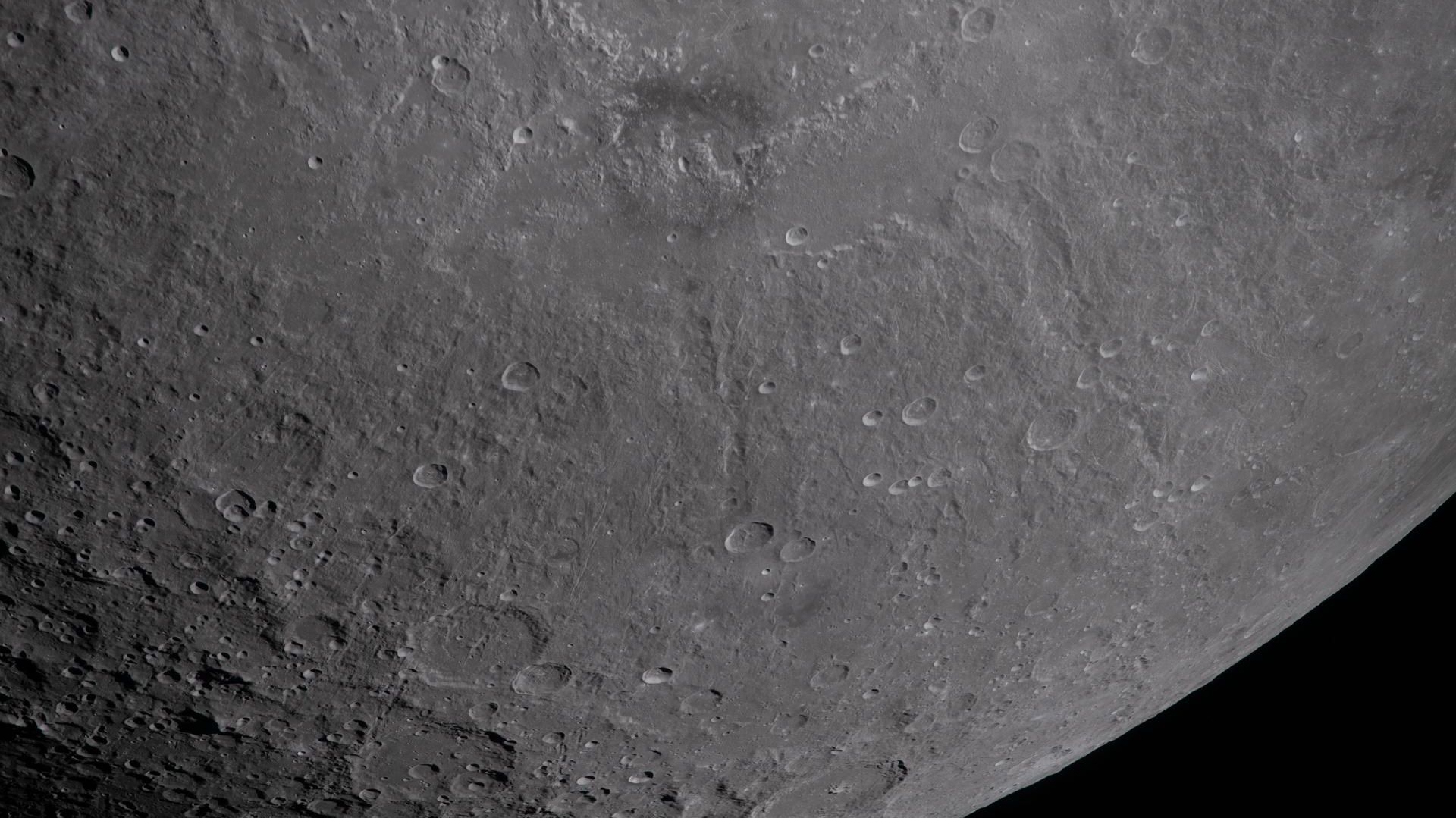 Приближение к луне в режиме реального времени просматривается с орбиты Ориона. "Артемида II" НАСА.