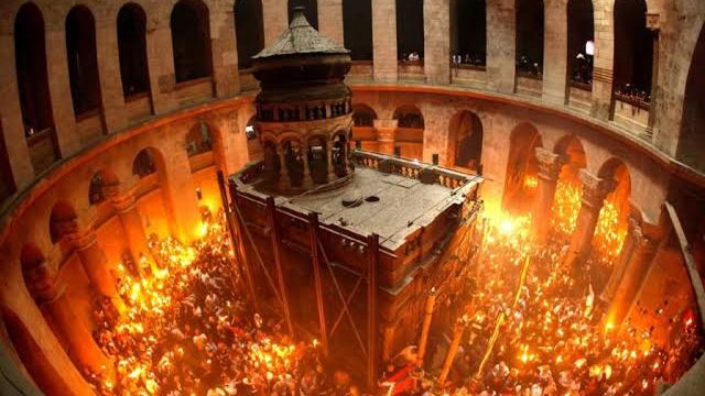Благодатный огонь в Иерусалиме 2026 Храм Гроба Господня Пасха