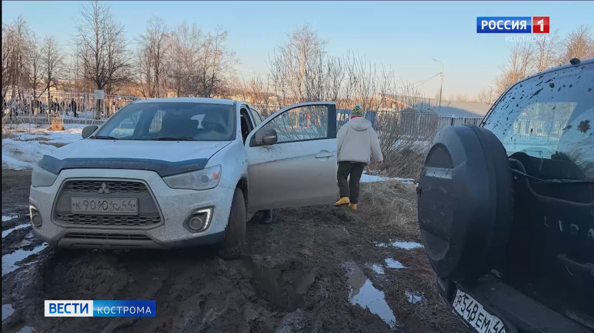 Костромичи сетуют на плачевное состояние дороги и парковки у Заволжского парка