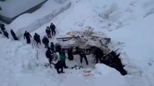 Выживших под лавиной в Дагестане женщину с ребенком доставили в больницу.