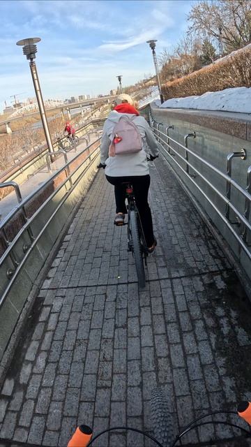 Cамый долгий спуск на набережную из тех что у меня были #велопоездка #велосипед #Тюмень