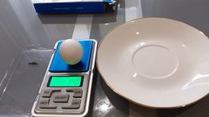 В чем дело? Курочка снесла маленькое яйцо.