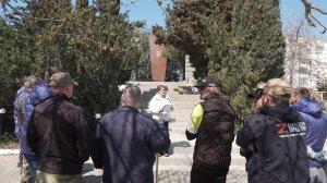 Участники программы «Севастополь – город героев» навели порядок у памятника Силаеву