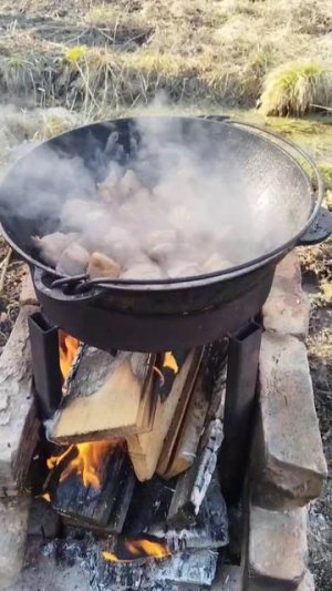 мясо шкварчит в казане