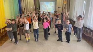 Веселая музыкальна зарядка с хомячком Хомкой с ребятами детского сада