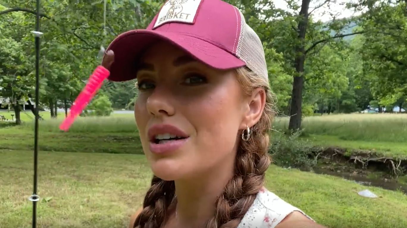 Девушка рыбачит на маленьком ручье на спиннинг. Форель и хариус.