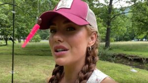 Девушка рыбачит на маленьком ручье на спиннинг. Форель и хариус.