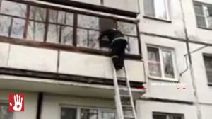 Маленькая девочка, с балкона, просила еды у прохожих. Ребенок был заперт дома один