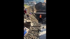 Строительство, разгрузка баржи