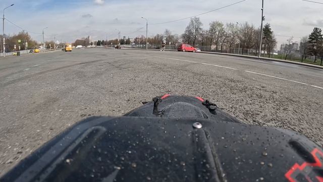 Hpi Baja Vs велосипедист