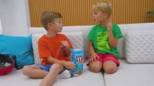 Дети лечят дяду от конфетной болезни