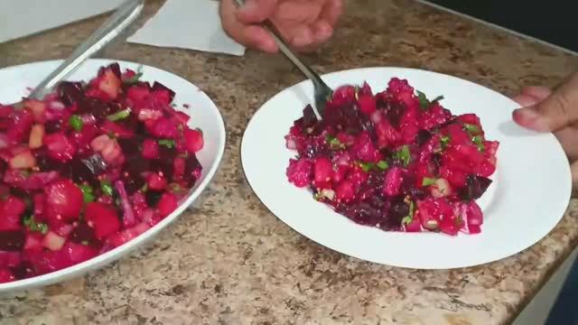 Вкусный и простой салат из скумбрии.