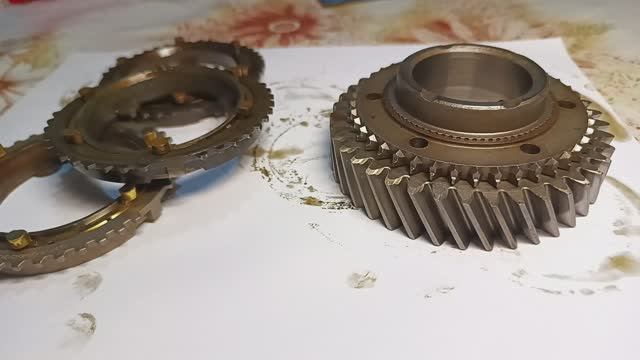 Синхронизатор двойной КПП ГАЗ 5ст сравнение рабочий не рабочий и сильно бу