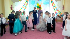 Красивый выход выпускников, воспитатели и родители аплодируют стоя, съёмка видео в саду