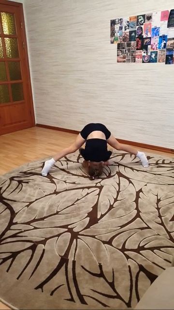 Гимнастика. Шпагат. Кувырок вперед, кувырок назад