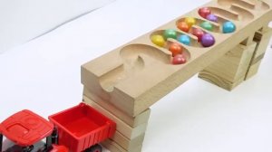 Мультики для детей. Мультики про шарики. Яркие шарики закатываются в разные машинки .