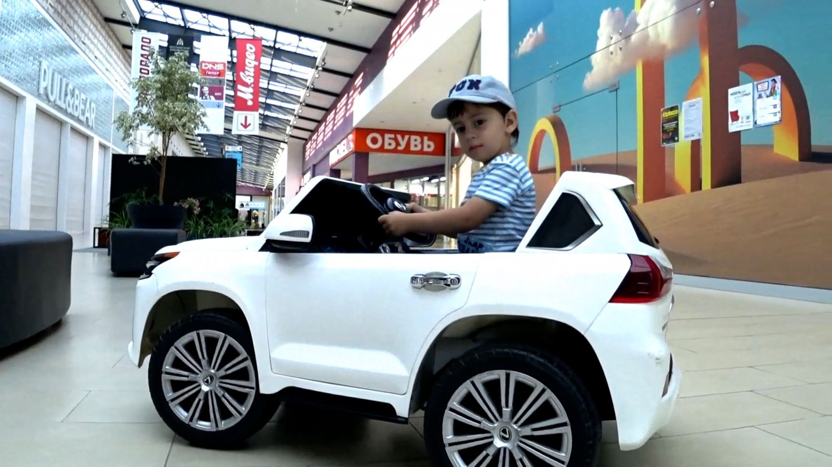 Эрик ездит на белой машине.