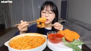 Мукбанг лапша с креветками и картофельные оладьи  Еда на камеру